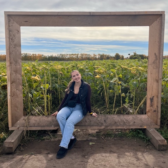 Meet your Posher, Madison - Picture 10 of 10